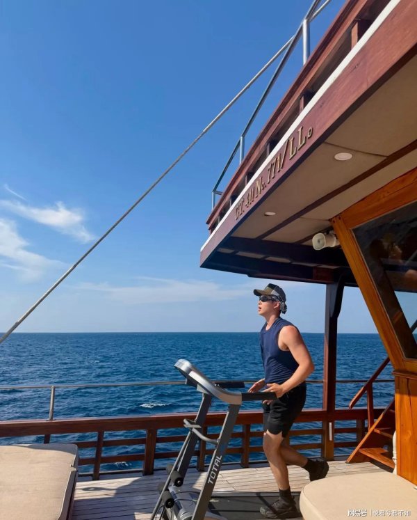 股票优配 杨采钰老公晒肌肉帅照，高大帅气有钱有颜，杨采钰闪现评论区发糖