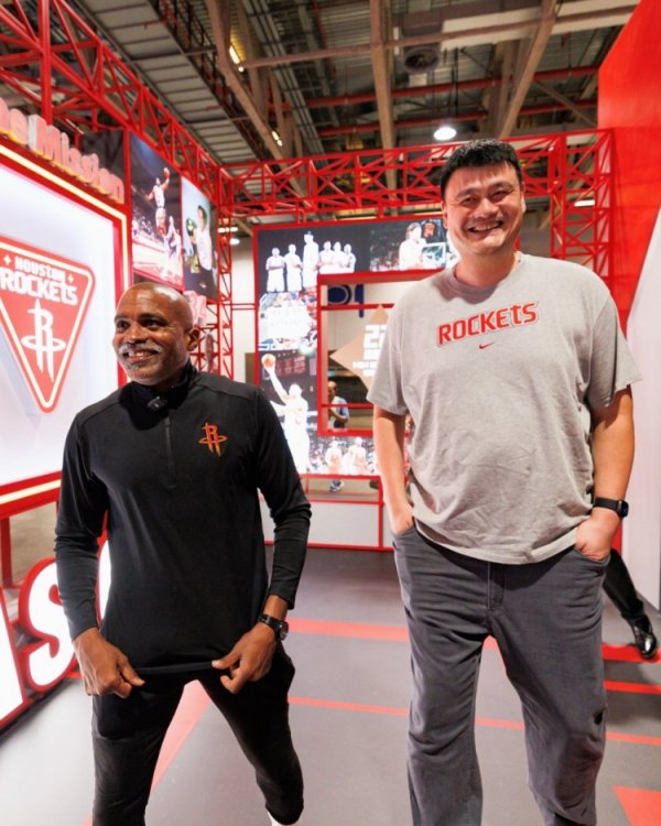 配资知识推荐网 老队友重逢！姚明与“老猫” 莫布里参观中国澳门NBA展馆